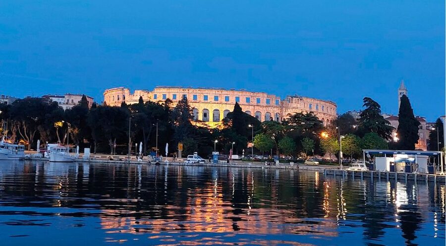 Pula: Harbor Cruise with unlimited Drinks - Monuments and Pula’s military past