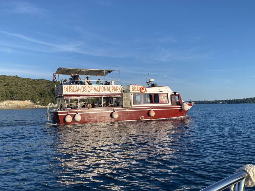 Pula: Harbor Cruise with unlimited Drinks - Boat comfort and service onboard