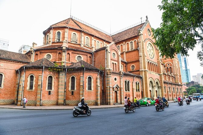 Saigon Day Tour from Saigon cruise harbor - French-Era Details at the Central Post Office