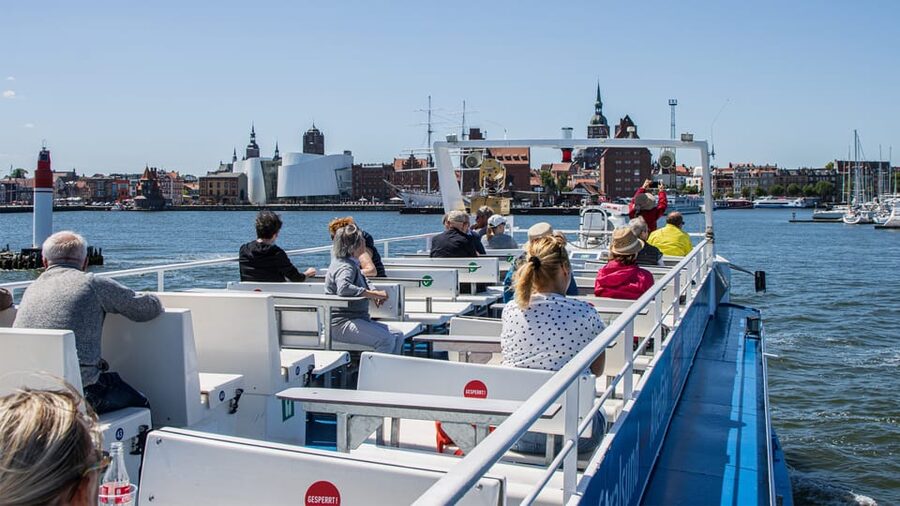 Stralsund: 1-Hour Harbor Cruise - Finding the boat at Seestraße