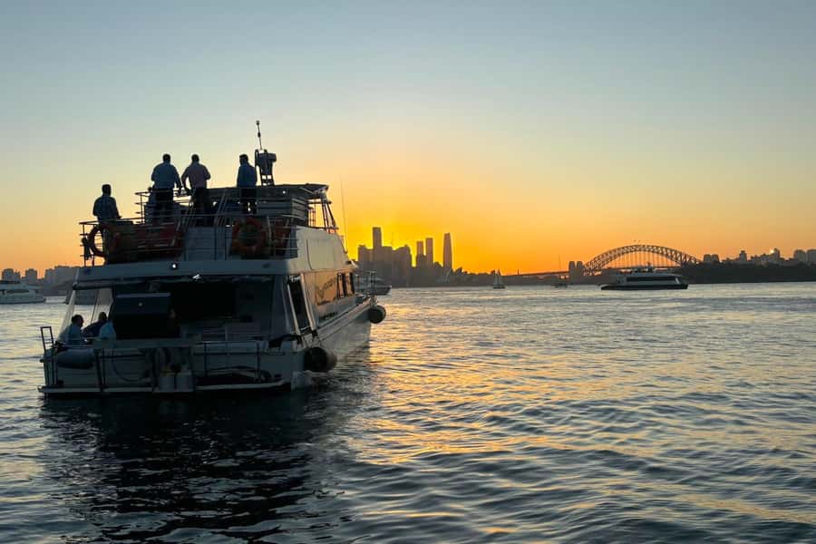 Sydney: Golden Glow Sunset Harbour Cruise with 1 Drink - The first stretch: warm light across the harbour