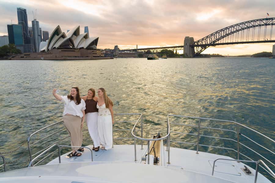 Sydney: Golden Glow Sunset Harbour Cruise with 1 Drink - Crew service and the missing commentary