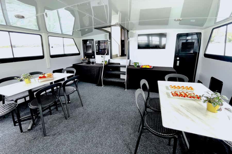 Sydney: Intimate Vivid Harbour Cruise with Canapes - What the 90 minutes feels like