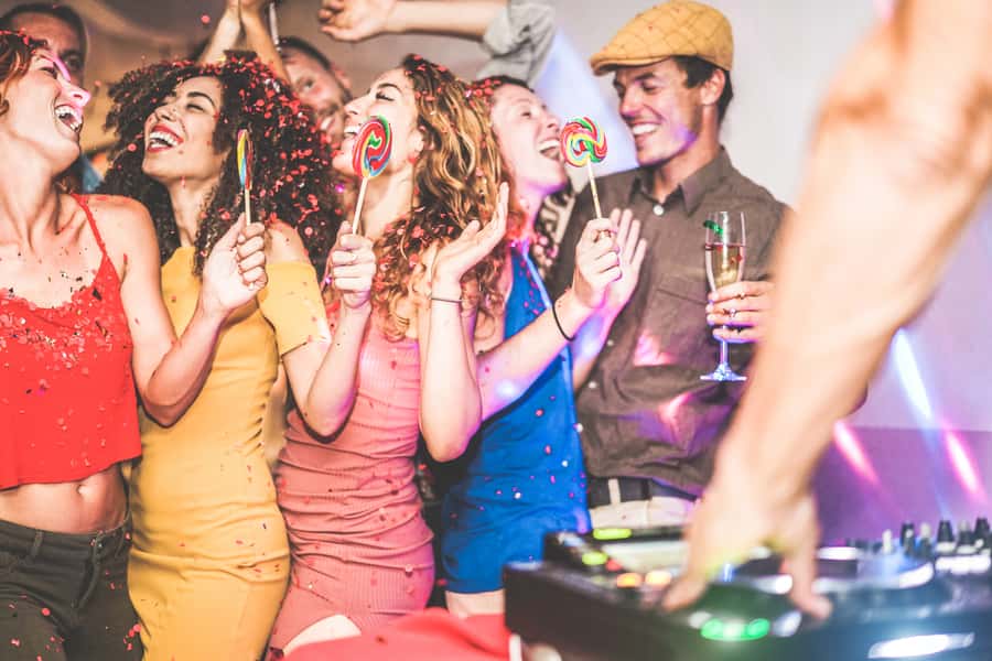 Sydney: Retro Party Cruise in Sydney Harbour with Snacks - When the DJ takes over