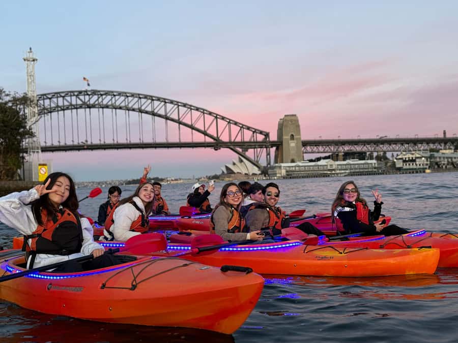 Sydney: Sunset Kayak Tour on Sydney Harbour - The Opera House, Harbour Bridge, and Circular Quay from water level