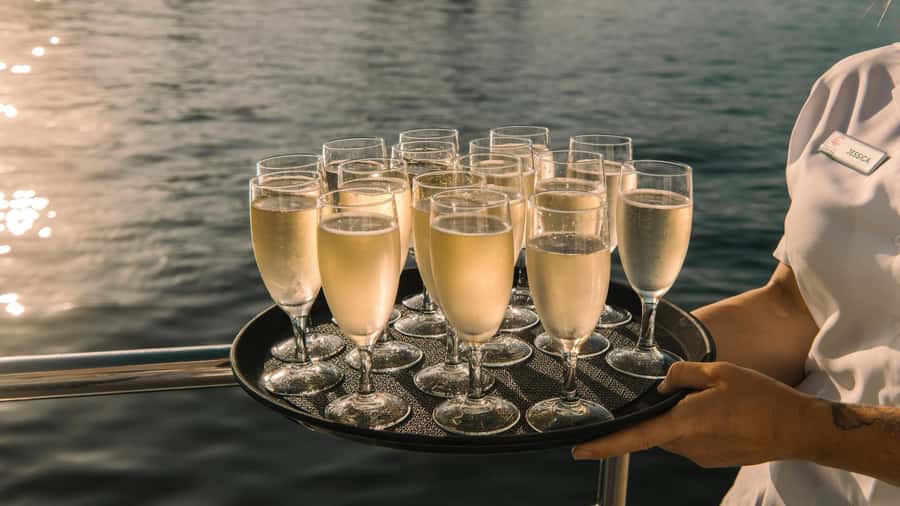 Sydney: Sydney Harbor Lunch Cruise with Welcome Drink - Boarding at Darling Harbour at 11:55 am